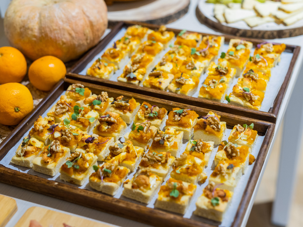 Selección de diferentes canapés de Tardana dispuesto de forma bonita