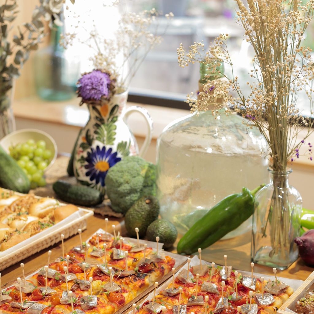 comida cóctel y decorar un evento con plantas