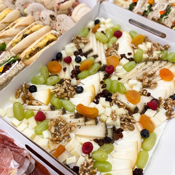 Box de quesos con uvas y frutos secos